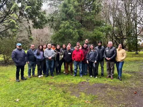 Foto grupal de los participantes en el jardín