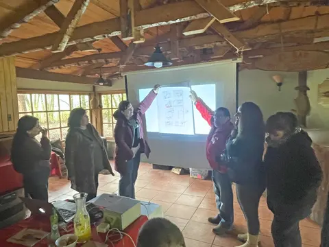 Un grupo presenta su papelógrafo frente a los demás participantes