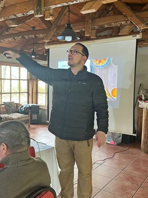 El relator explica un contenido frente a la proyección
