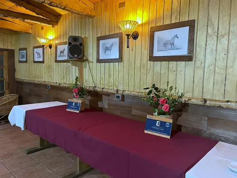 Mesa con distintivos de Cornelius OTEC y flores