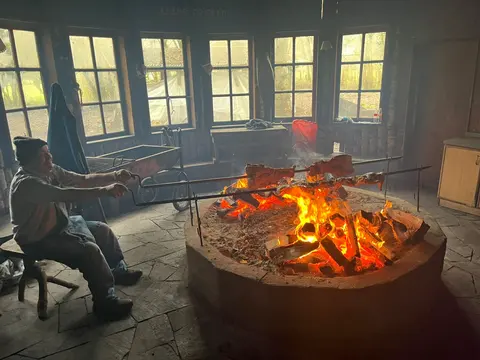 Asado al palo en el fogón durante una jornada de capacitación