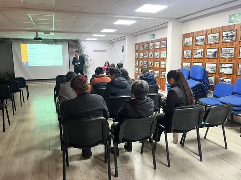 Exposición con apoyo de diapositivas frente a los participantes