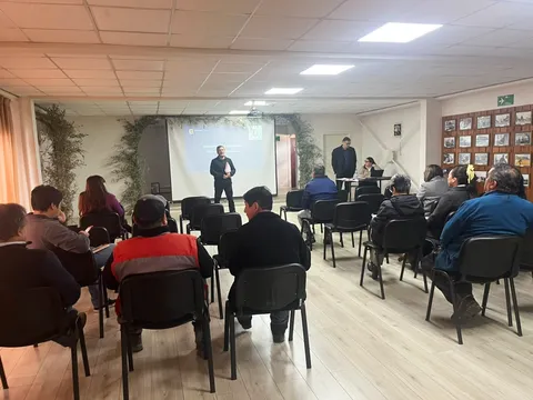 Los participantes siguen la exposición frente a la proyección