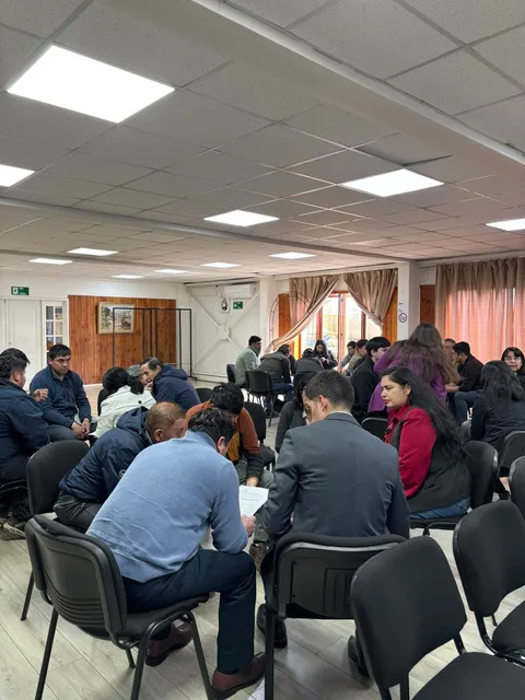 Un grupo revisa un documento durante el trabajo práctico