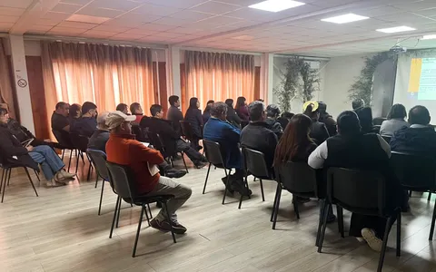 Participantes atentos a la exposición desde sus asientos