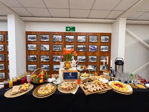 Mesa del coffee break con el letrero de Cornelius OTEC