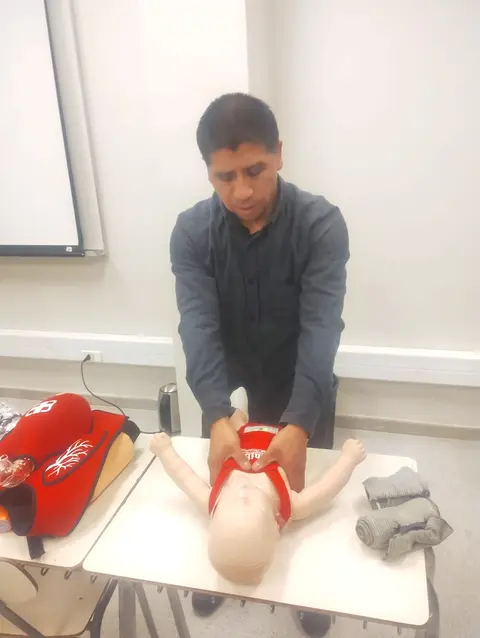 Práctica de reanimación en un maniquí lactante