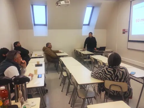 Sala de clases con el relator y los participantes durante el curso